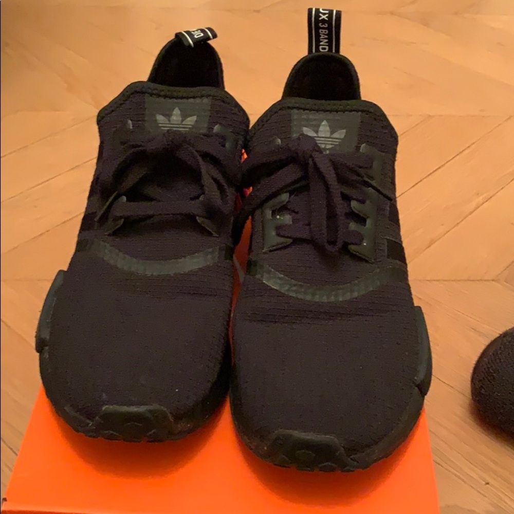 NMD_R1 ‘solar red’